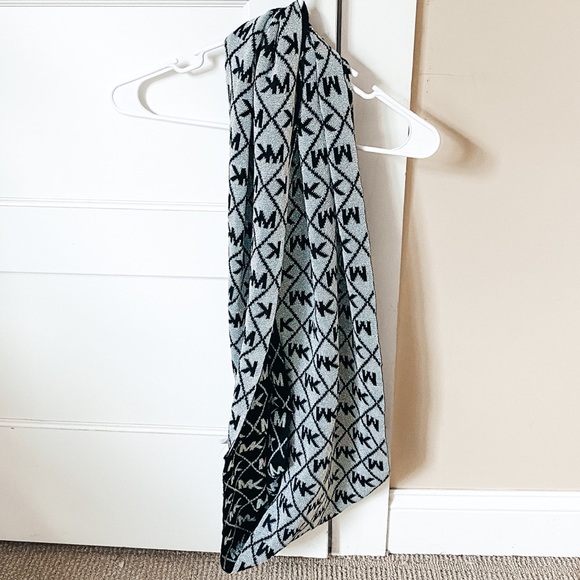 Michael Kors Scarf - Picture 4 of 7